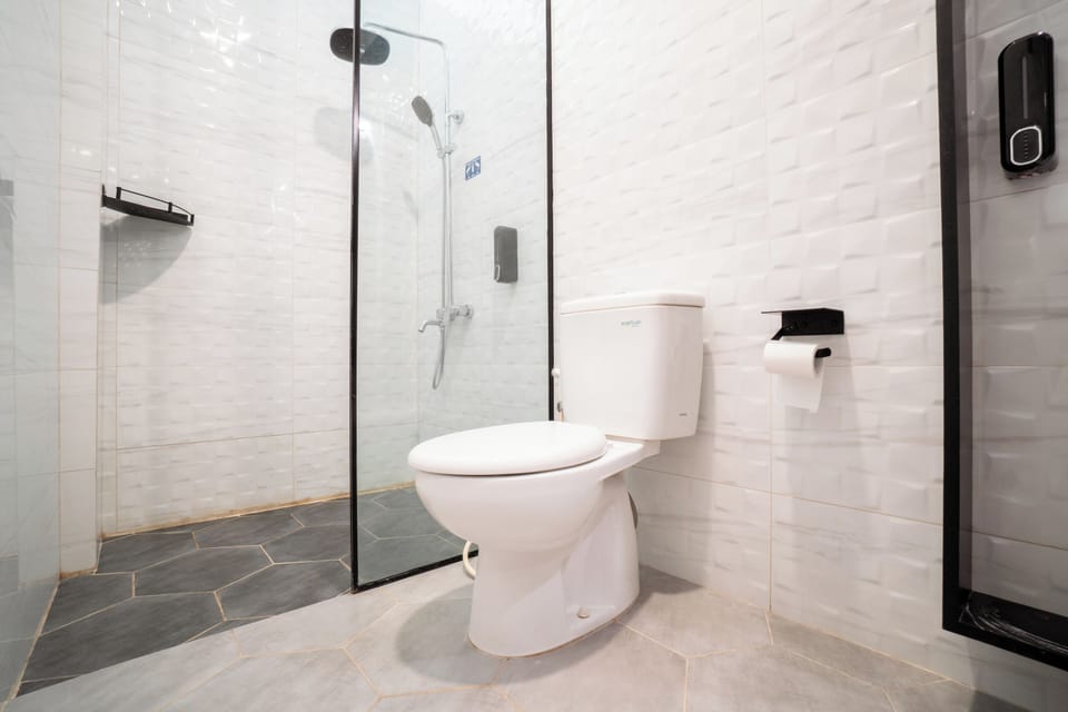 Studio Suite | Bathroom | Shower, soap, shampoo, toilet paper