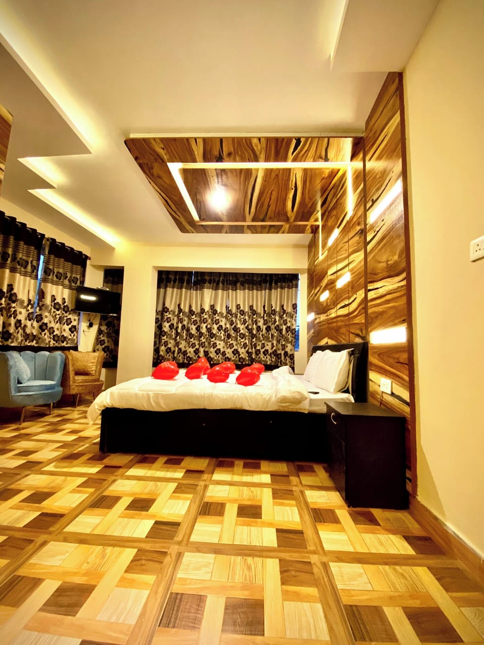 Deluxe Suit Room | Iron/ironing board, free WiFi, bed sheets