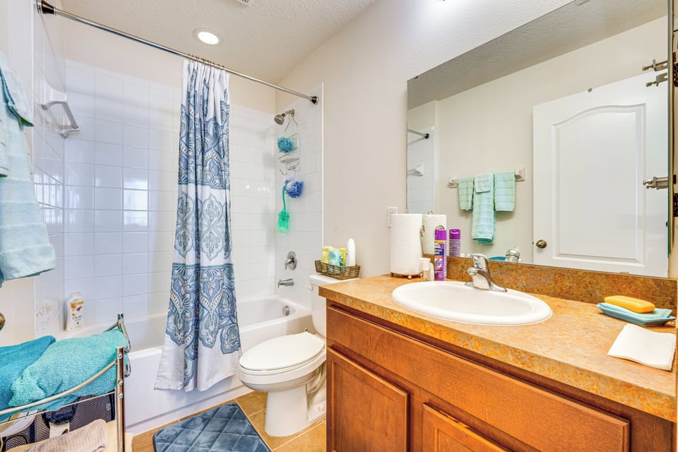 Full Bath | 2nd Floor | Complimentary Toiletries | Towels Provided