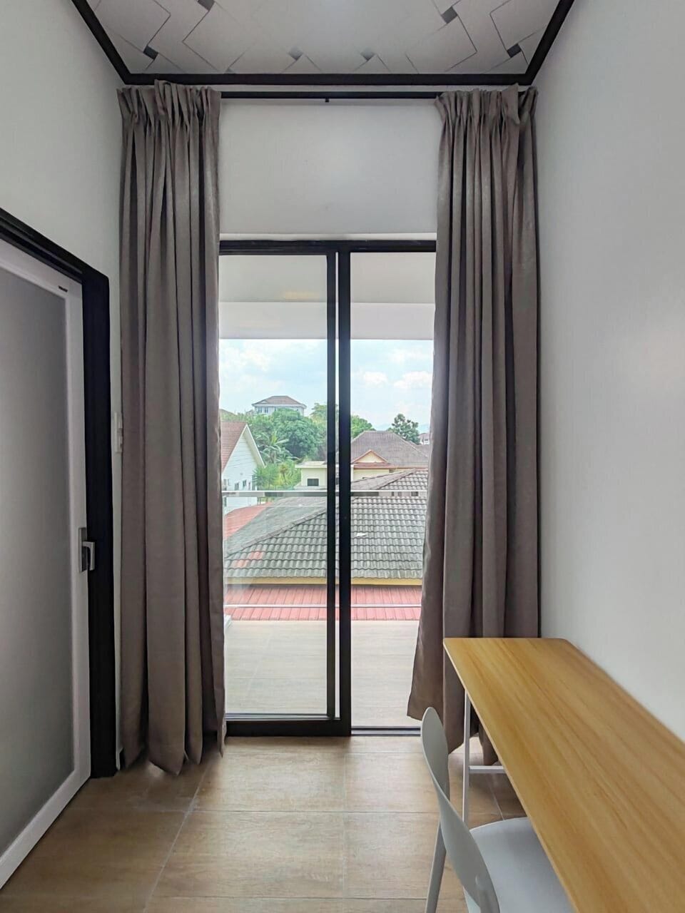8 bedrooms, down comforters, desk, blackout drapes