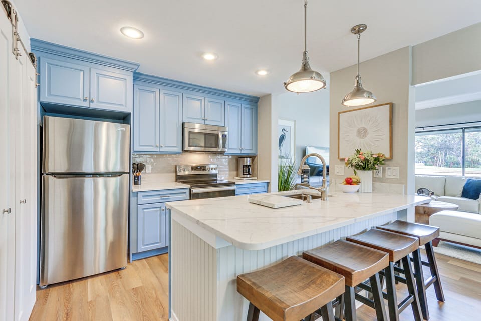 Kitchen | Breakfast Bar | Cooking Basics | 1st Floor