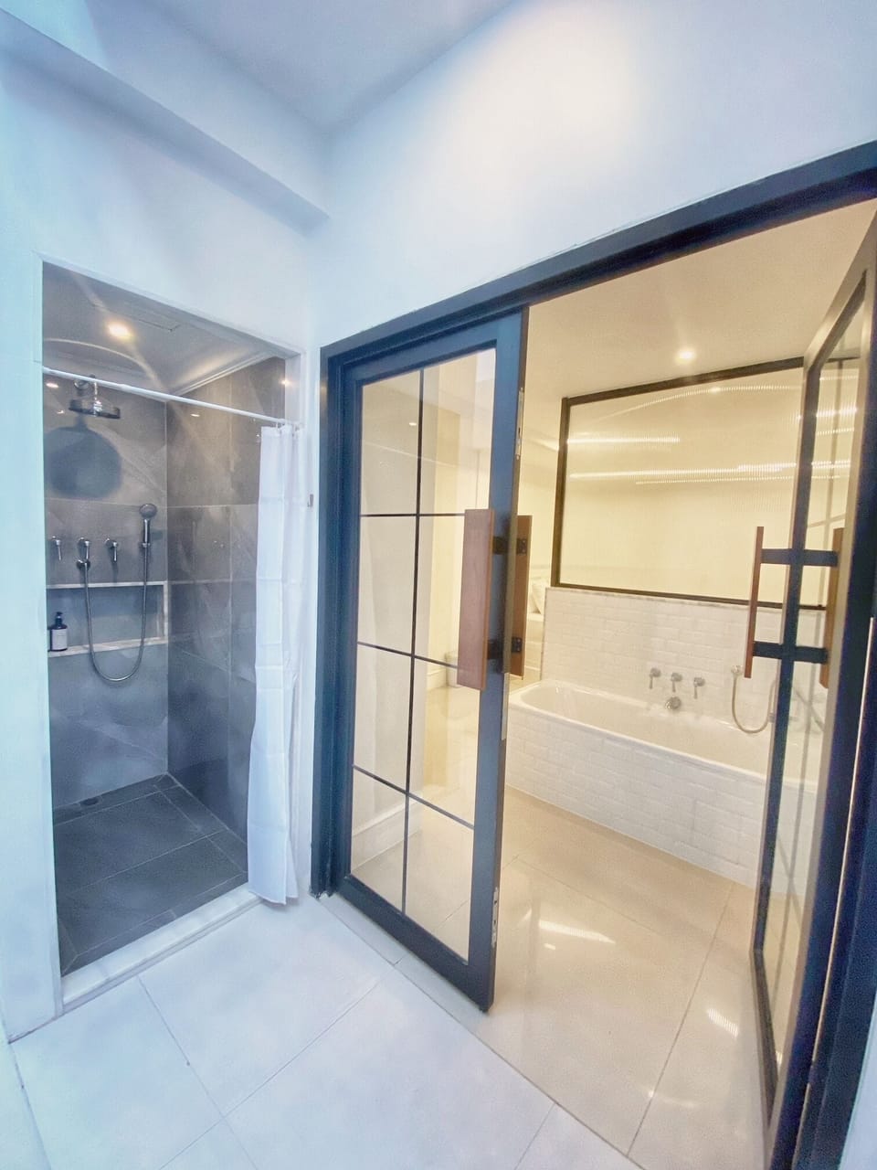 Deluxe Room, 1 King Bed, Non Smoking, Private Bathroom | Bathroom | Free toiletries, towels, soap, shampoo