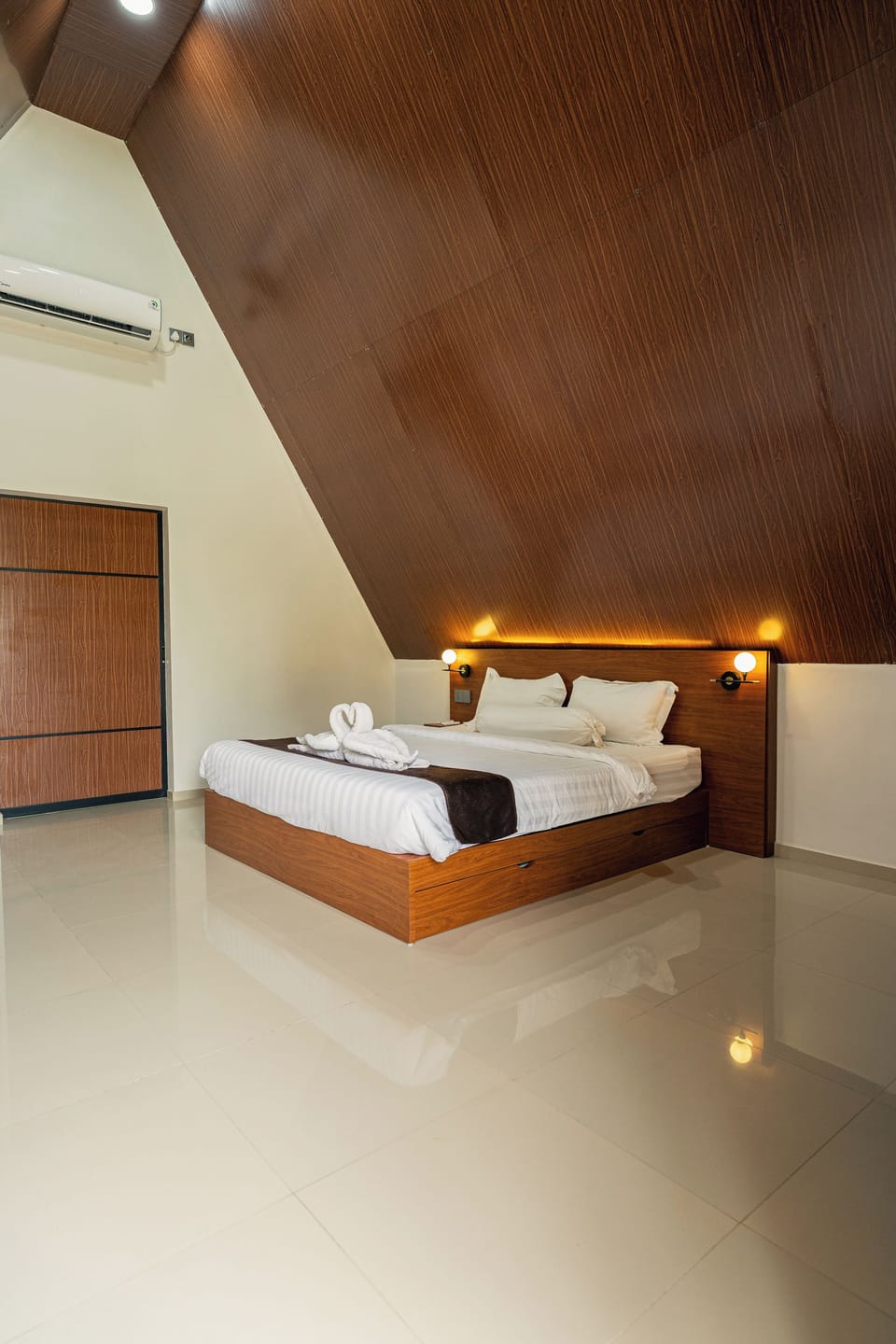 Glamping Front | Minibar, desk, WiFi (free), bed sheets