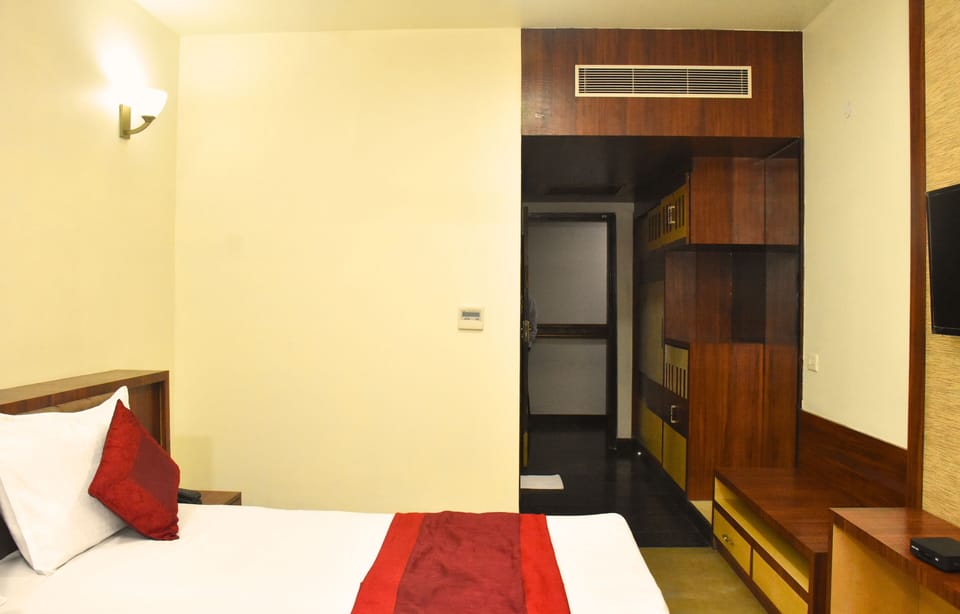 Deluxe Room | Desk, free WiFi