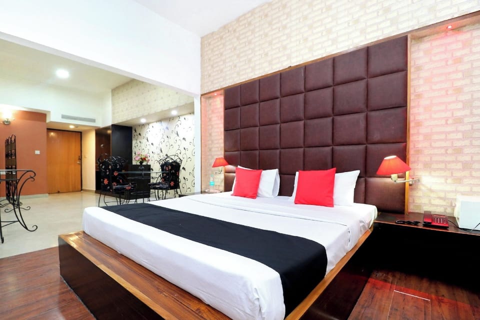 Business Class | In-room safe, desk, laptop workspace, blackout drapes
