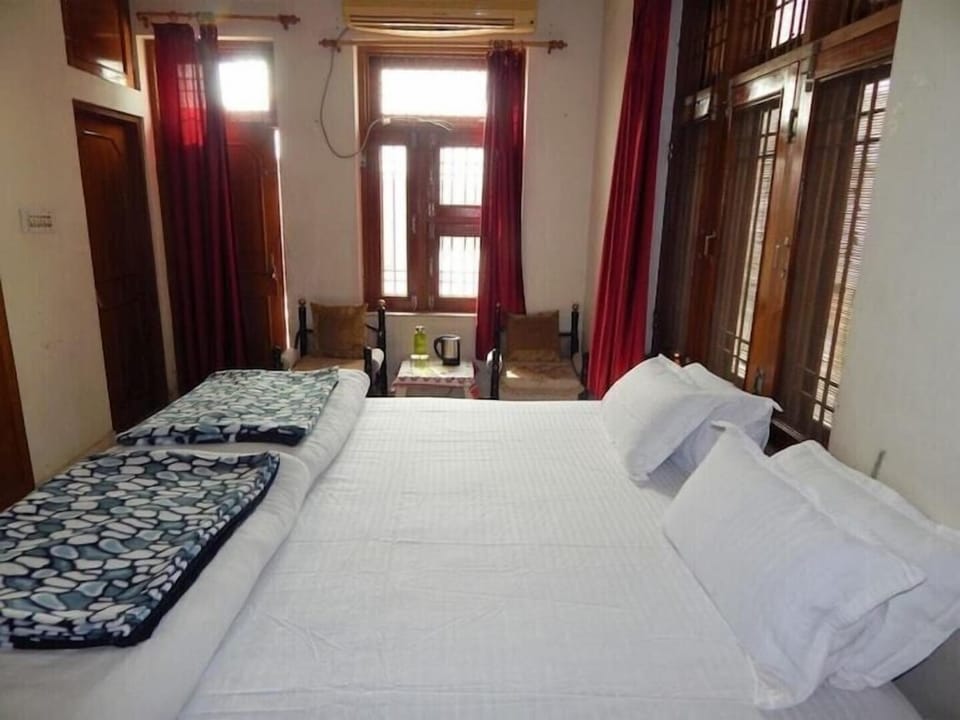 Comfort Room | Iron/ironing board, free WiFi