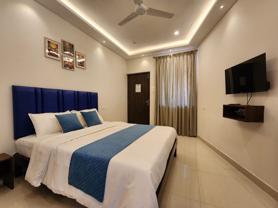 Hypo-allergenic bedding, blackout drapes, iron/ironing board, free WiFi