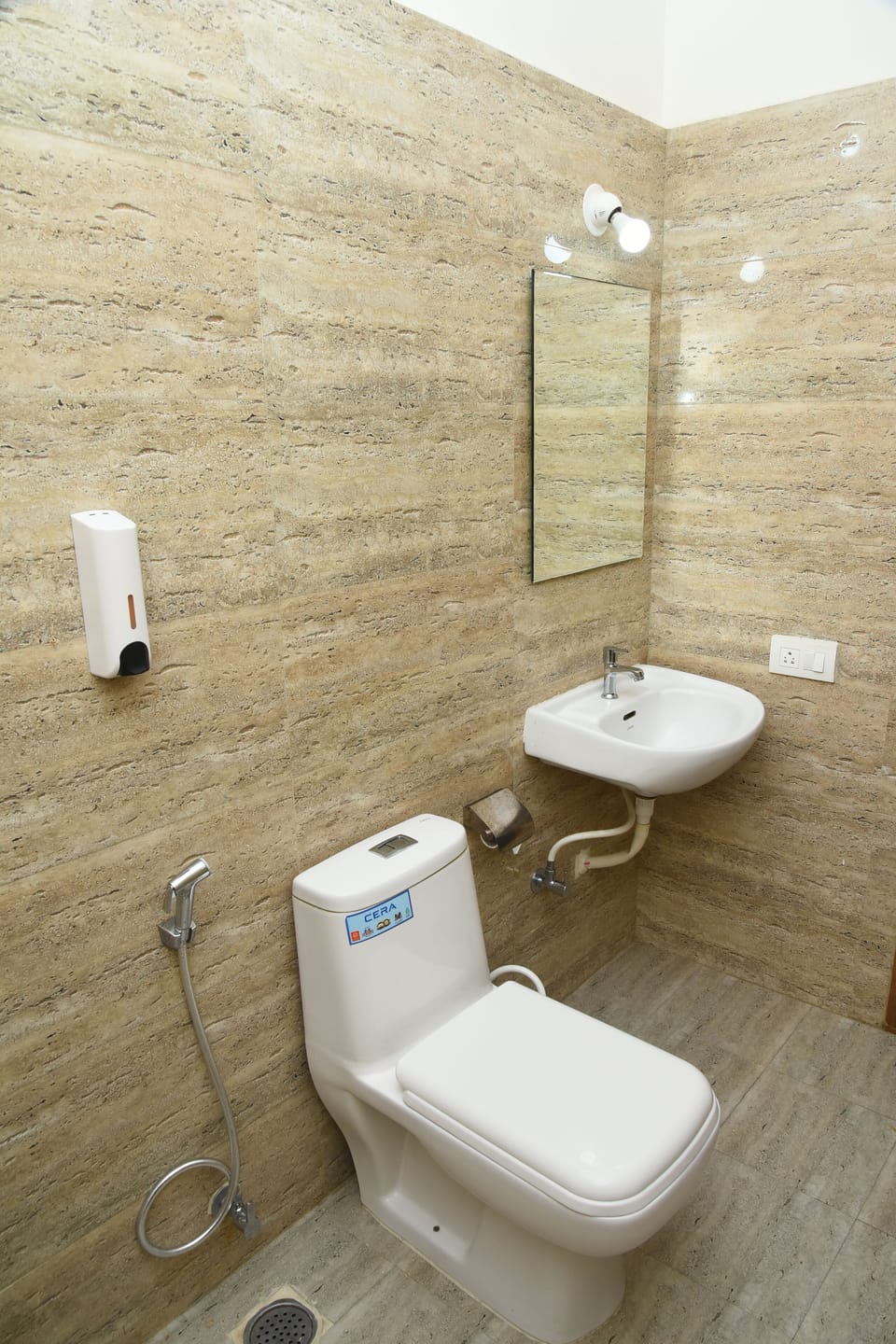 Deluxe Double Room | Bathroom | Shower, free toiletries, hair dryer, slippers