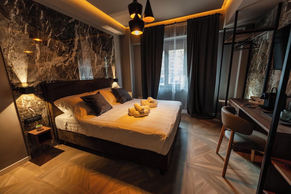Superior Double Room, Private Bathroom | Desk, soundproofing, iron/ironing board, free WiFi