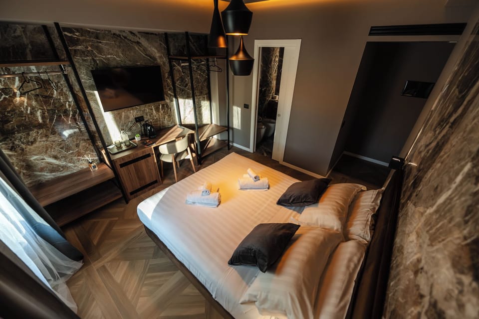 Superior Double Room, Private Bathroom | Desk, soundproofing, iron/ironing board, free WiFi
