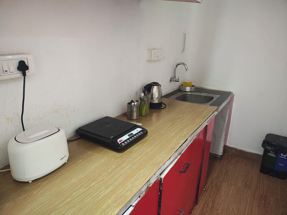 Deluxe Studio, Courtyard View | Private kitchenette