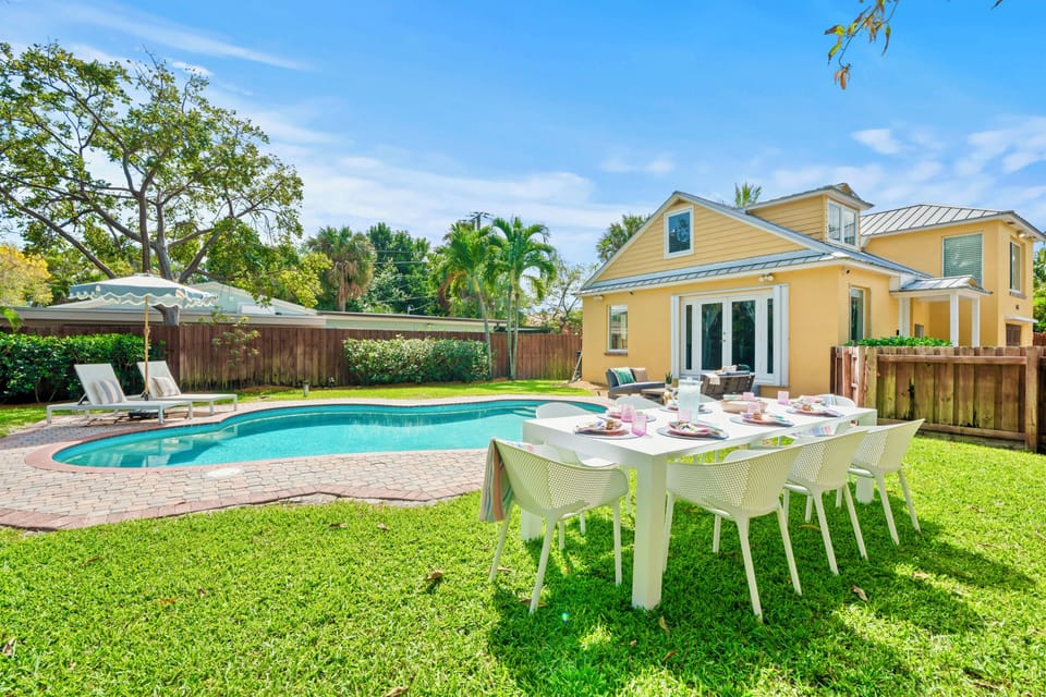 Dine al fresco or simply soak up the sun in our beautiful backyard oasis! ☀️🍽️ Perfect for relaxing and making memories.