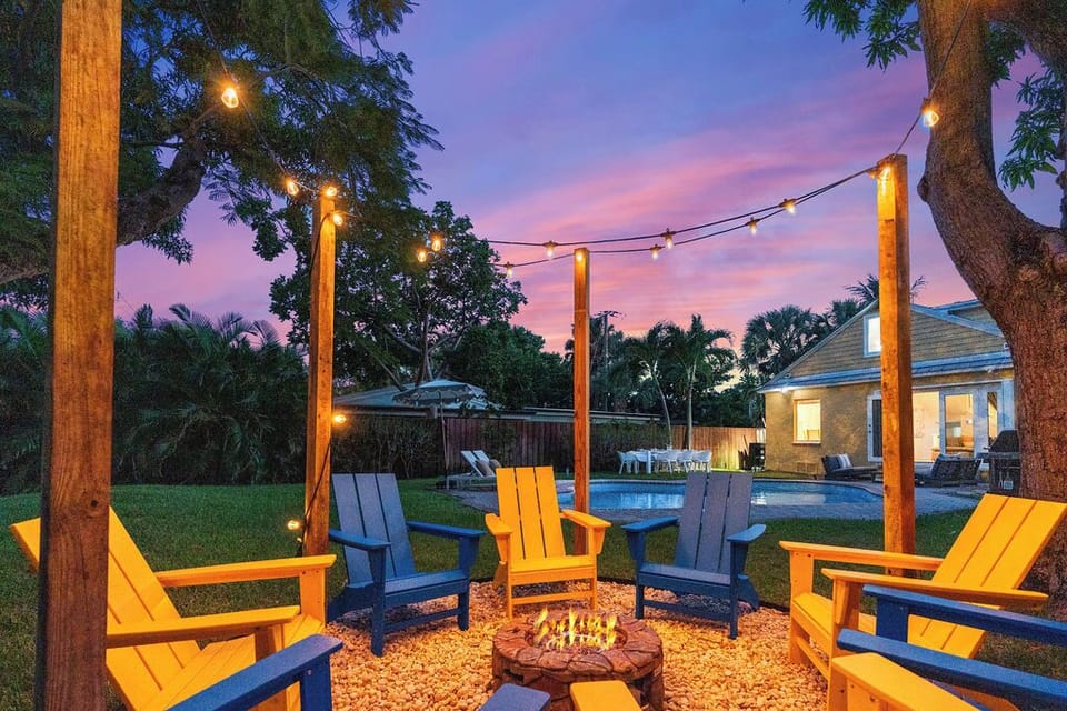 Twilight has never looked better! 🌅 Gather around the fire pit for s'mores and stories under the beautiful twilight sky. 🔥 The perfect end to a perfect day is waiting for you right here. 💖