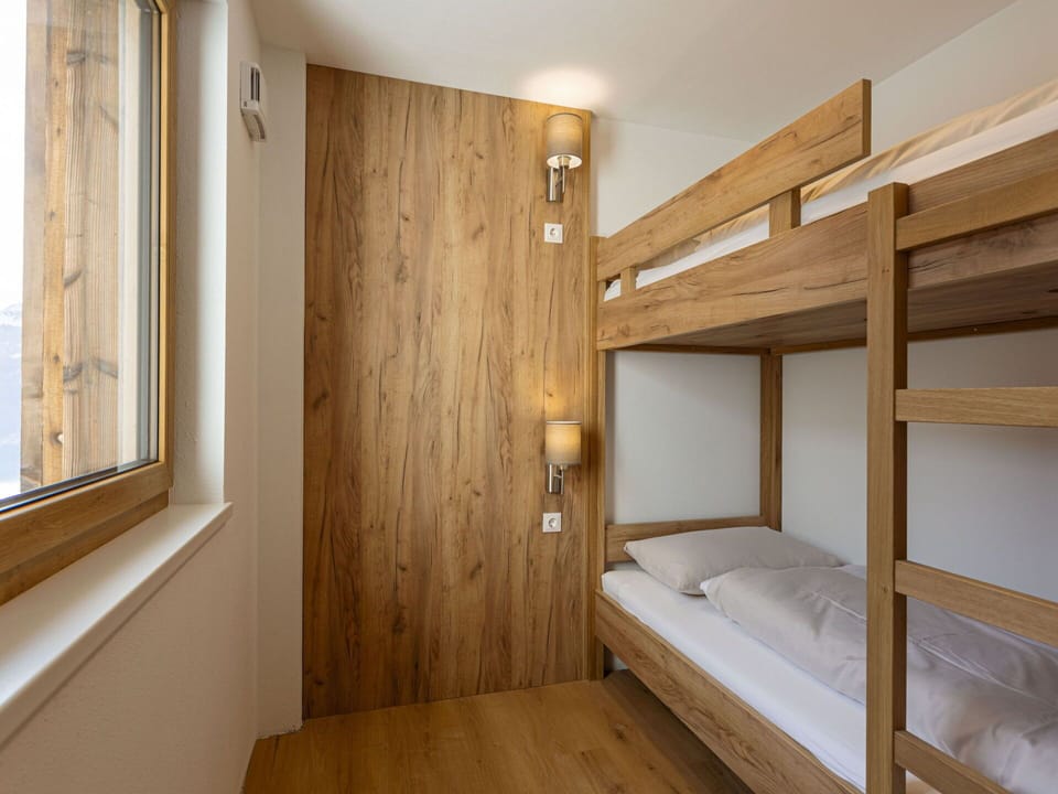 Wood, Flooring, Floor, Wood Stain, Hardwood, Bedroom, Plank, Lumber, Bed, Ceiling