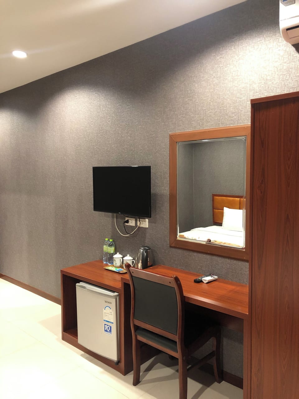 Desk, laptop workspace, free WiFi