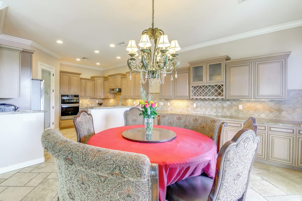 House (6 Bedrooms) | Interior