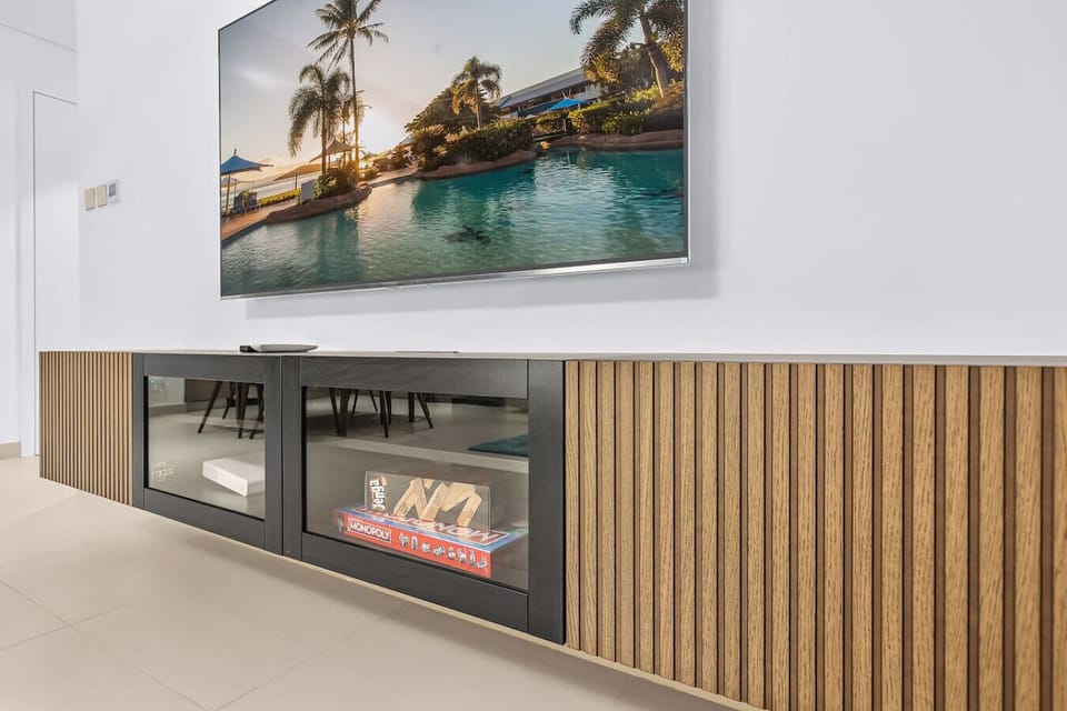 Living Room: Enjoy stunning views and modern décor, perfect for relaxation and entertainment!