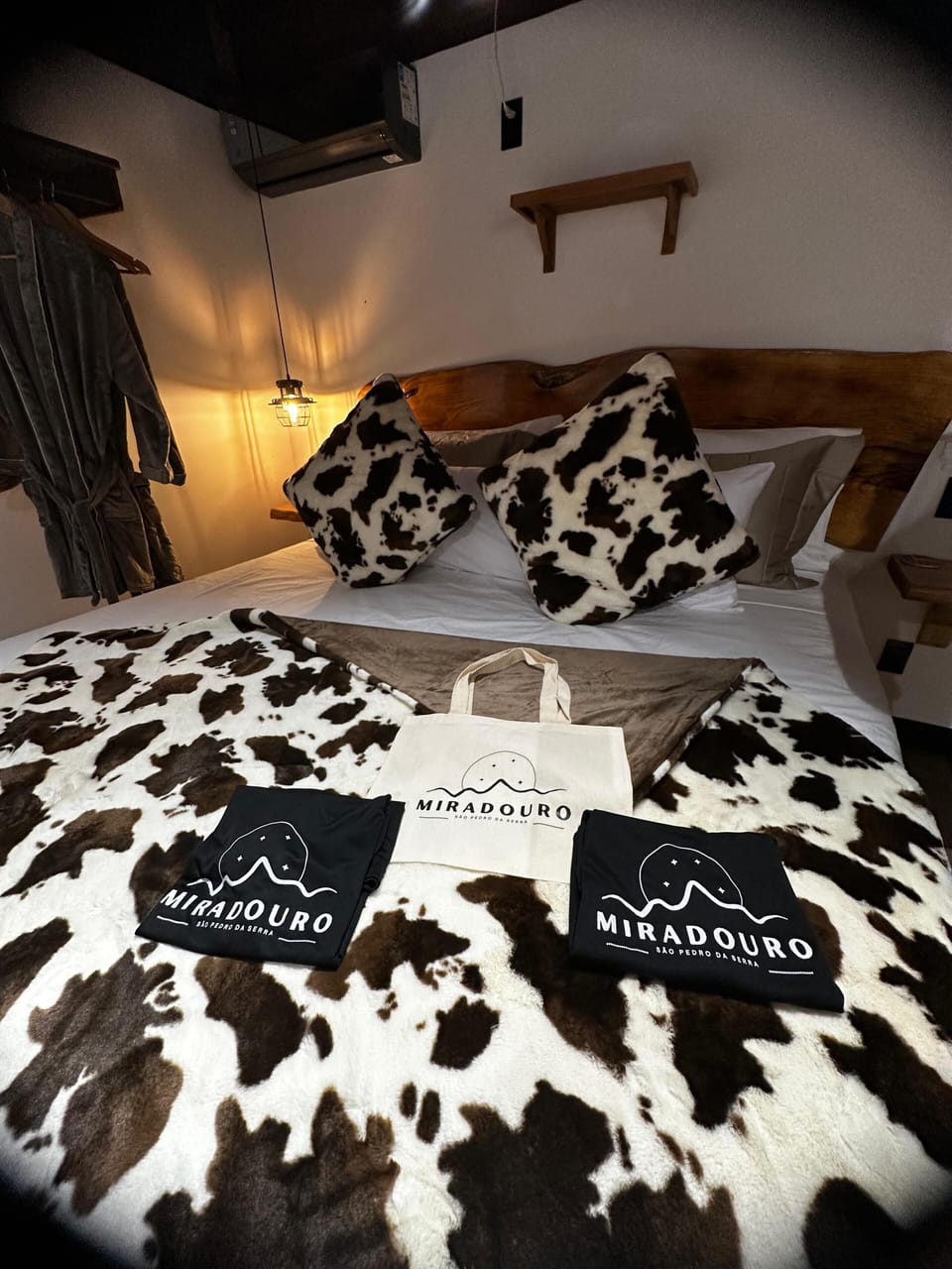 Deluxe Chalet, 1 King Bed, Mountain View | 1 bedroom, Egyptian cotton sheets, premium bedding, minibar