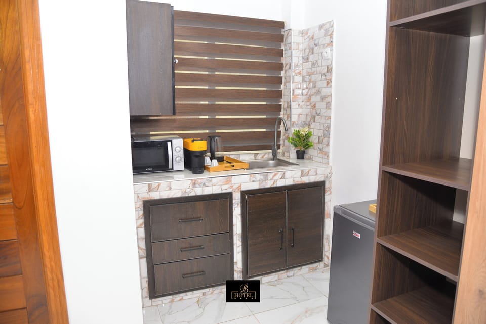 Junior Suite, City View | Private kitchen | Oven, toaster, coffee grinder, toaster oven