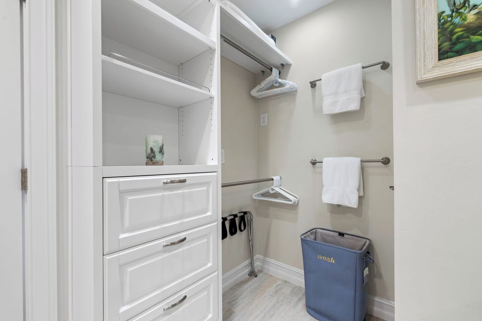 EN-SUITE BATH & CLOSET