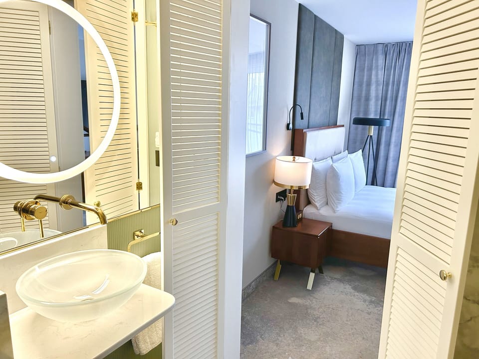 Executive Double Room, Balcony | Bathroom | Hair dryer, towels, soap, shampoo