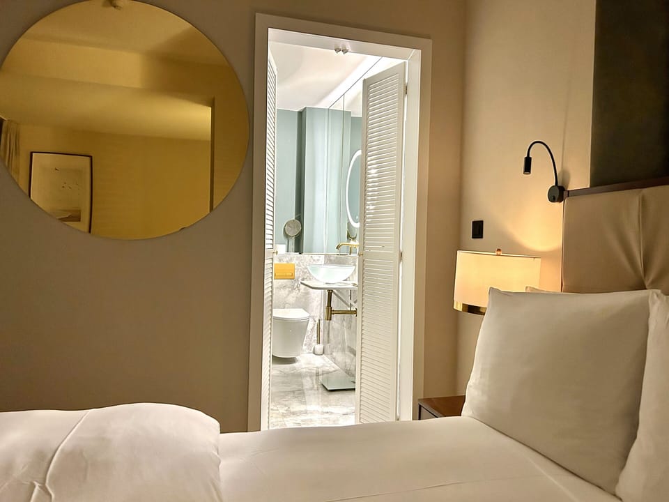 Executive Twin Room | In-room safe, desk, laptop workspace, blackout drapes