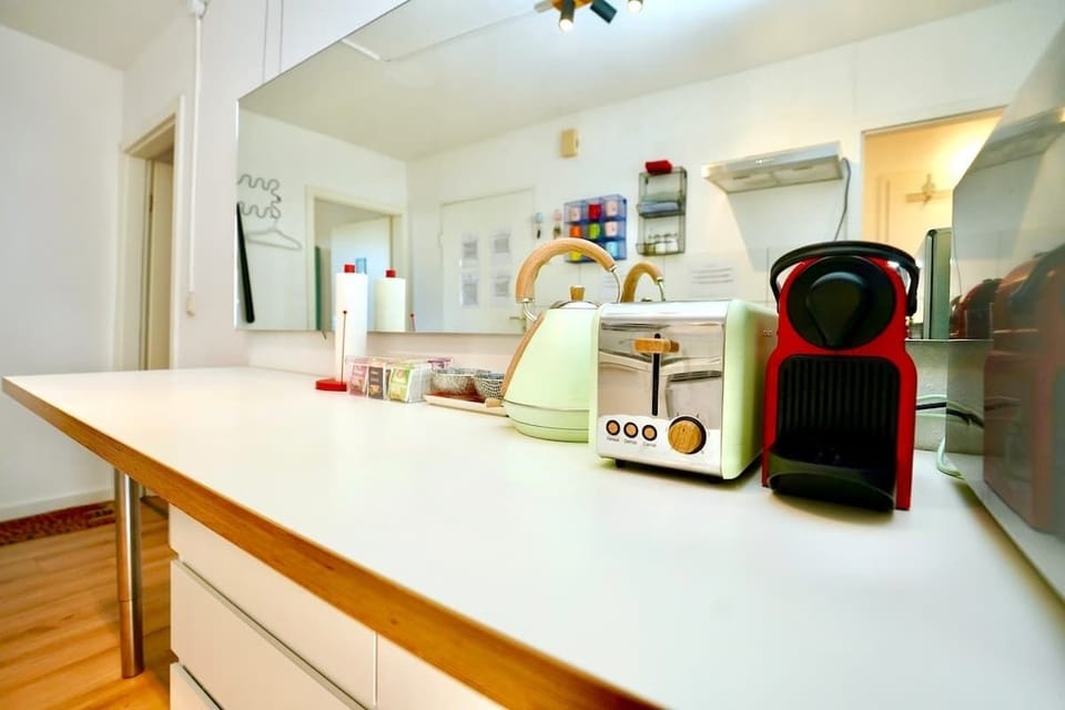 Kaffee oder Tee? Völlig egal, denn wir haben beides. Unsere coole Nespresso Maschine mit Kapseln sorgt für den Weckruf am morgen und unser Teesortiment lässt Dich richtig runterkommen. 