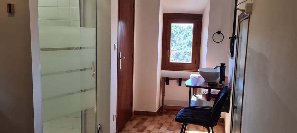 Standard Double Room Single Use, Hill View | Bathroom | Shower, free toiletries, hair dryer, towels