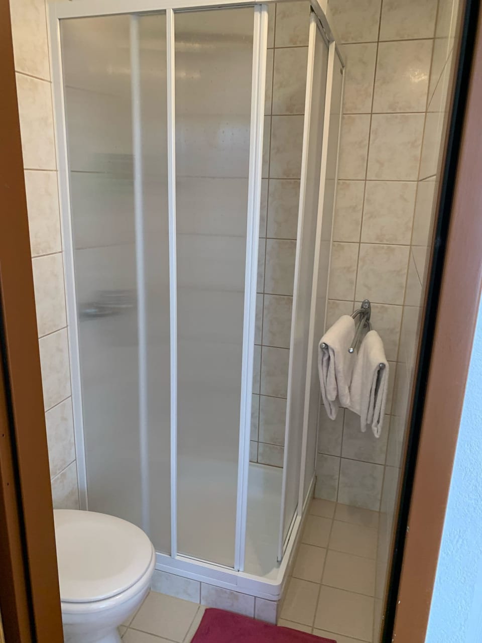 Comfort Triple Room | Bathroom | Shower, rainfall showerhead, hair dryer, towels