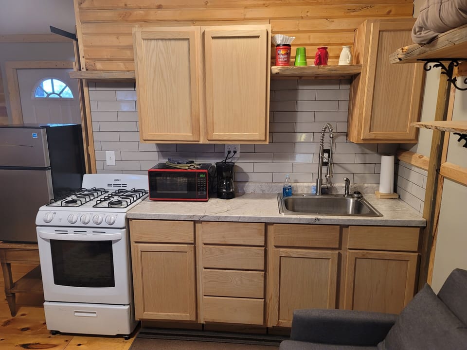 Studio, Mountain View | Private kitchen | Shared fridge, microwave