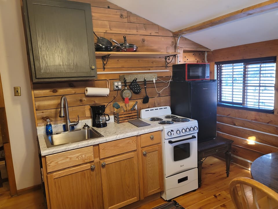 Deluxe Suite, Balcony, Mountain View | Private kitchen | Shared fridge, microwave