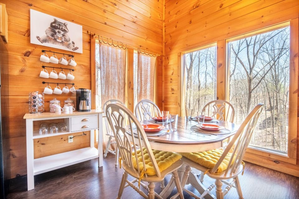 Smoky Summit Stays' inviting dining area
