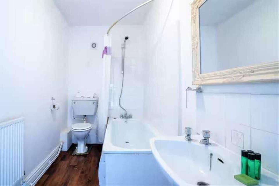 Apartment | Bathroom | Combined shower/tub, deep soaking tub, free toiletries, towels