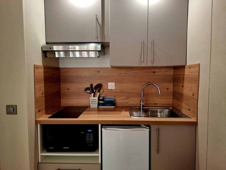Comfort Room, Kitchenette | Private kitchen | Coffee/tea maker, electric kettle