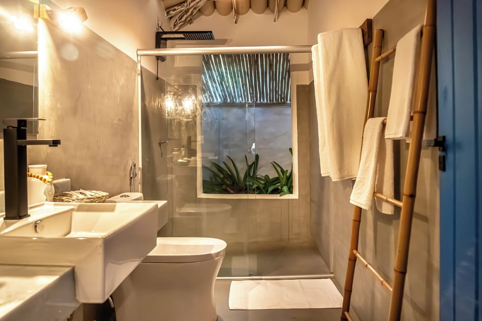  Bangalô Quadruplo | Bathroom | Eco-friendly toiletries, hair dryer, towels, soap