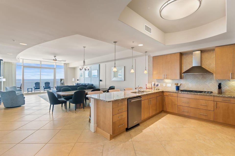 Condo, Multiple Beds (Turquoise D806) | Private kitchen | Oven, toaster, paper towels