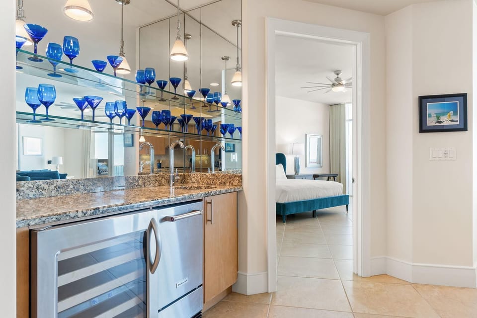 Condo, Multiple Beds (Turquoise D806) | Private kitchen | Oven, toaster, paper towels