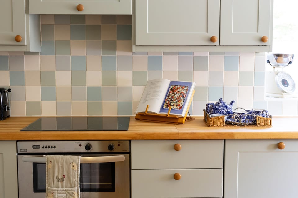 The pretty and well-equipped kitchen
