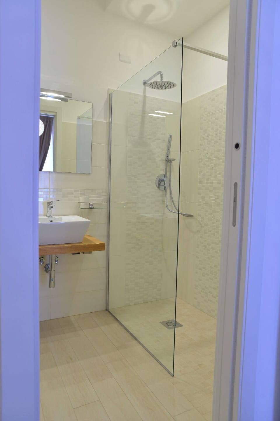 Deluxe Double Room | Bathroom | Shower, free toiletries, hair dryer, bidet