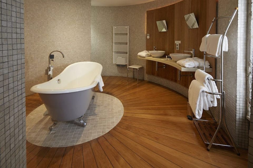 Take a nice bath in the large double bathtub!