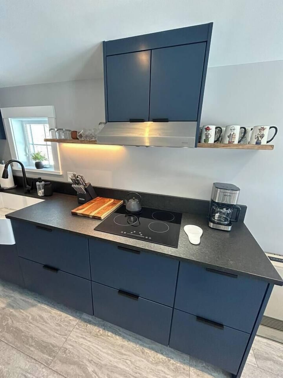 Cook top and kettle (NOTE: oven provided is a Ninja oven/toaster/air fryer)