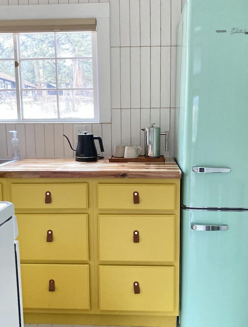 Sweet kitchen w/ kettle, french press, fridge/freezer, stove/oven, & microwave