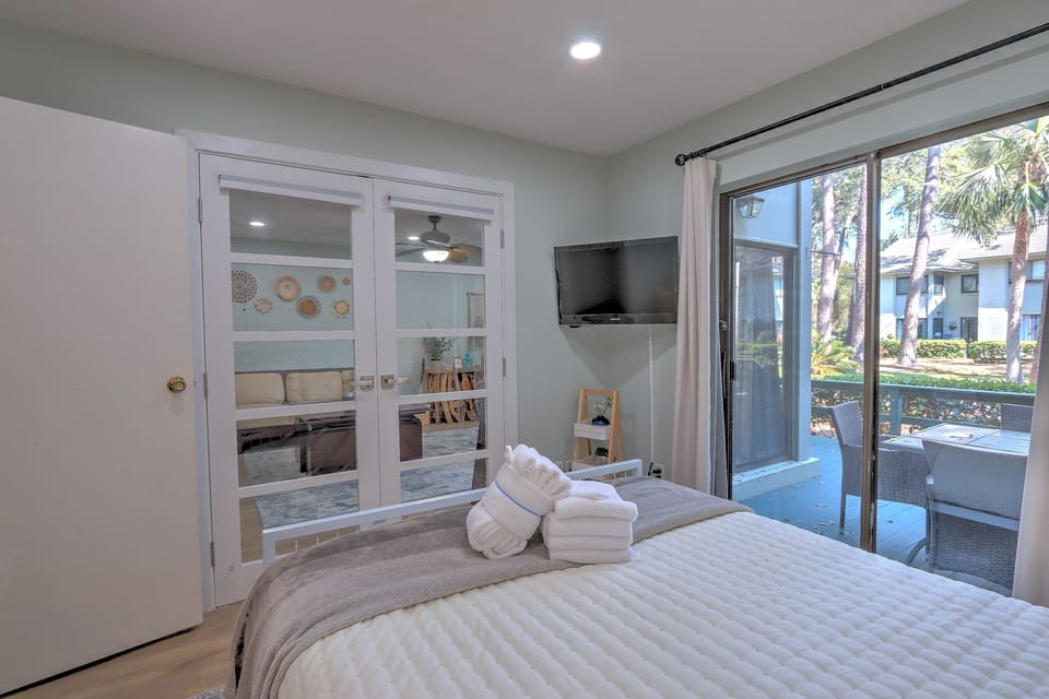 Bedroom (Queen) w/ patio access