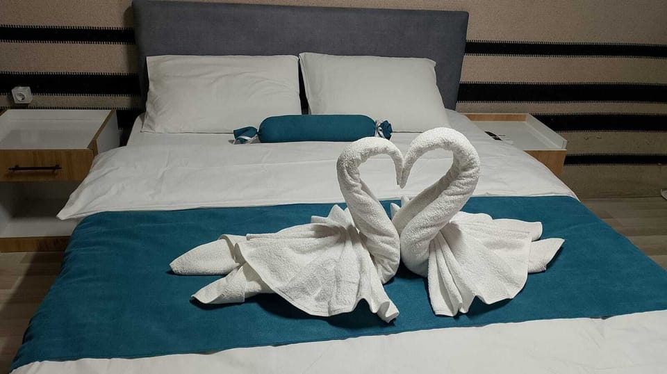 Classic Bungalow, Partial Lake View | 1 bedroom, minibar, laptop workspace, bed sheets