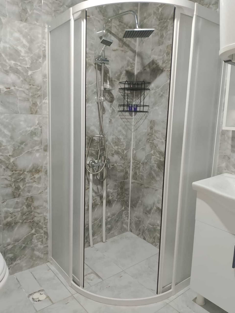 Classic Bungalow, Partial Lake View | Bathroom | Shower, rainfall showerhead, free toiletries, hair dryer