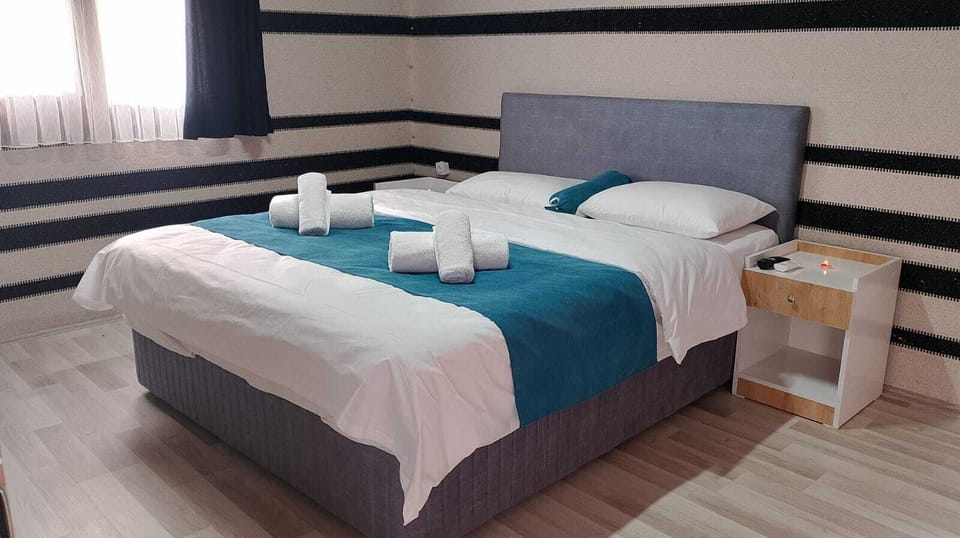 Classic Bungalow, Partial Lake View | 1 bedroom, minibar, laptop workspace, bed sheets