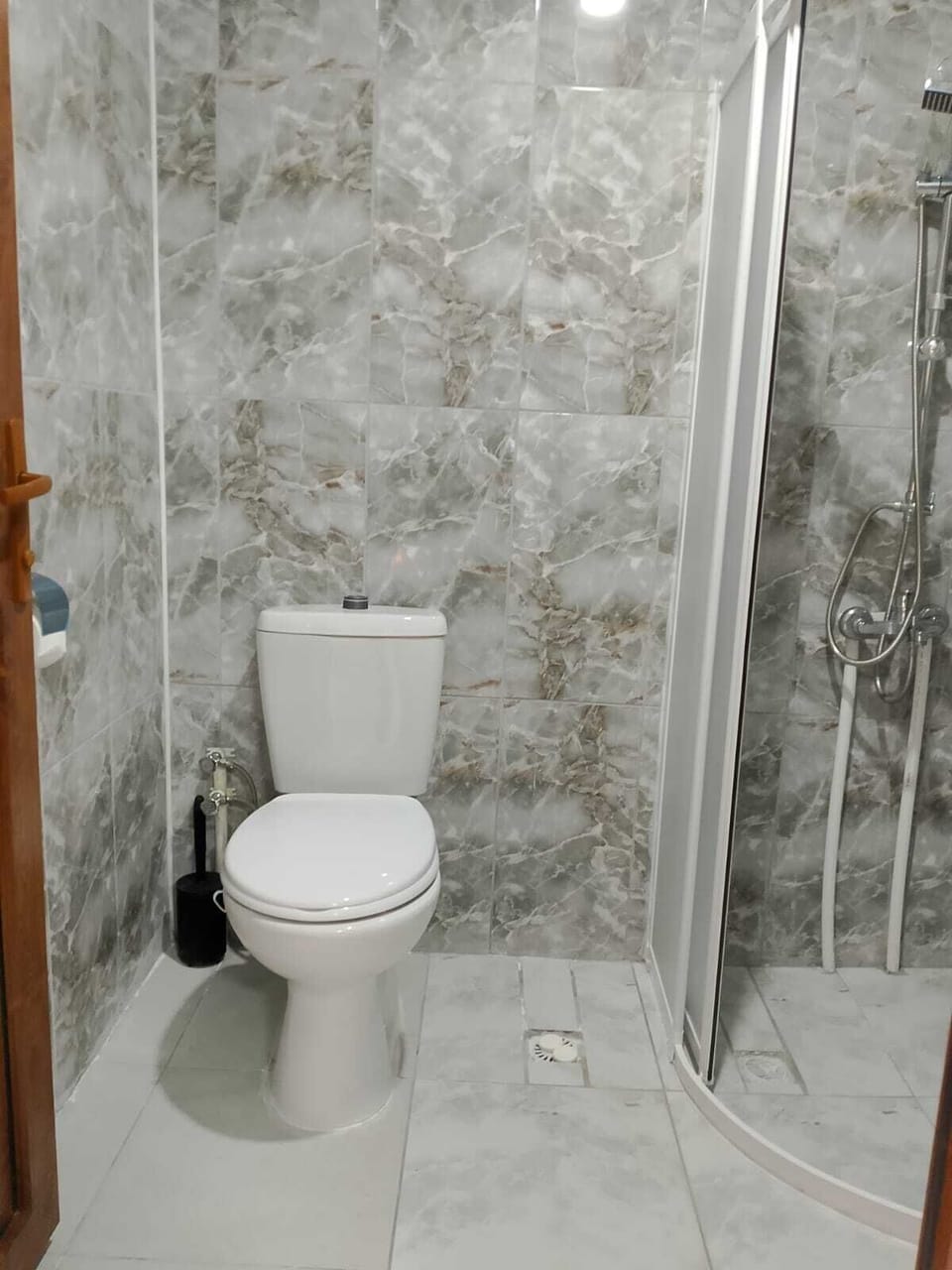 Classic Bungalow, Partial Lake View | Bathroom | Shower, rainfall showerhead, free toiletries, hair dryer