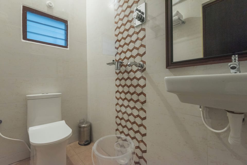 Basic Room | Bathroom | Shower, free toiletries, hair dryer, towels