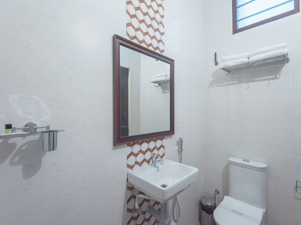 Deluxe Double Room | Bathroom | Shower, free toiletries, hair dryer, towels