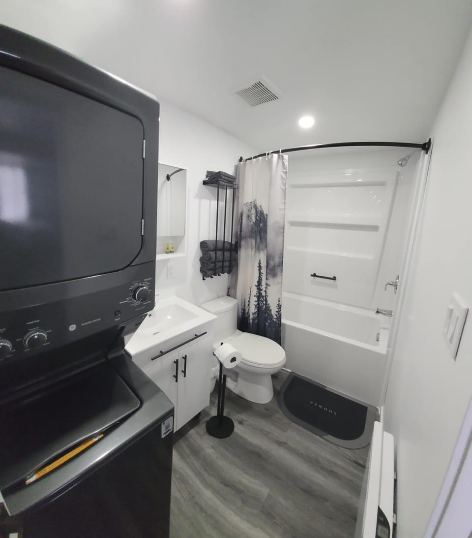 Deluxe Studio Suite, City View | Bathroom | Shower, towels, soap, shampoo